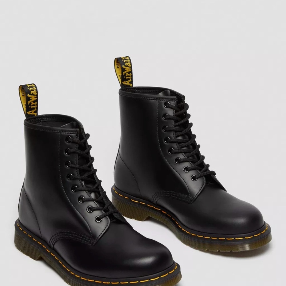 Dr. Martens Black Lace-Up Boots Woman/Men
ON SALE!
